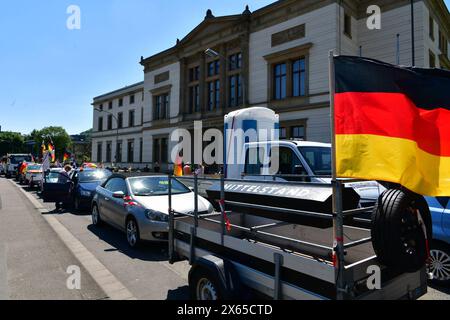 Eine regierungskritische Sternfahrt aus dem Saar-Pfalz-Kreis und dem Kreis Merzig-Wadern endete am Samstag 11.5.2024 am Sarländischen Landtag in Saarbrücken. Die Demonstranten, die sich unparteiisch nennen, kritisieren die Politik der Bundesregierung scharf und befürchten schwere Schäden für den Mittelstand. *** Eine regierungsfeindliche Kundgebung aus dem Landkreis Saar-Pfalz und dem Landkreis Merzig Wadern endet am Samstag, 11 5 2024 im Saarländischen landtag in Saarbrücken die Demonstranten, die sich überparteilich nennen, kritisieren scharf die Politik des Bundes und fürchten ser Stockfoto