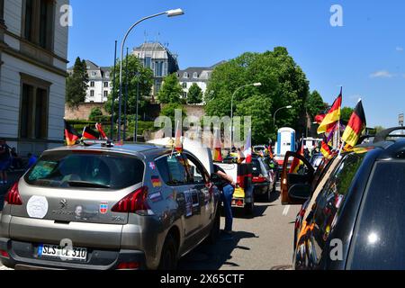 Eine regierungskritische Sternfahrt aus dem Saar-Pfalz-Kreis und dem Kreis Merzig-Wadern endete am Samstag 11.5.2024 am Sarländischen Landtag in Saarbrücken. Die Demonstranten, die sich unparteiisch nennen, kritisieren die Politik der Bundesregierung scharf und befürchten schwere Schäden für den Mittelstand. *** Eine regierungsfeindliche Kundgebung aus dem Landkreis Saar-Pfalz und dem Landkreis Merzig Wadern endet am Samstag, 11 5 2024 im Saarländischen landtag in Saarbrücken die Demonstranten, die sich überparteilich nennen, kritisieren scharf die Politik des Bundes und fürchten ser Stockfoto