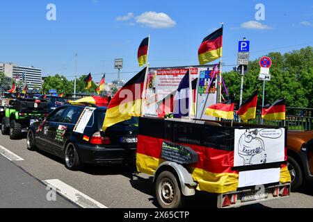 Eine regierungskritische Sternfahrt aus dem Saar-Pfalz-Kreis und dem Kreis Merzig-Wadern endete am Samstag 11.5.2024 am Sarländischen Landtag in Saarbrücken. Die Demonstranten, die sich unparteiisch nennen, kritisieren die Politik der Bundesregierung scharf und befürchten schwere Schäden für den Mittelstand. *** Eine regierungsfeindliche Kundgebung aus dem Landkreis Saar-Pfalz und dem Landkreis Merzig Wadern endet am Samstag, 11 5 2024 im Saarländischen landtag in Saarbrücken die Demonstranten, die sich überparteilich nennen, kritisieren scharf die Politik des Bundes und fürchten ser Stockfoto