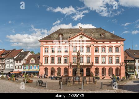 Marktplatz mit Brunnen und Rathaus in der historischen Altstadt von Gengenbach im Schwarzwald Stockfoto