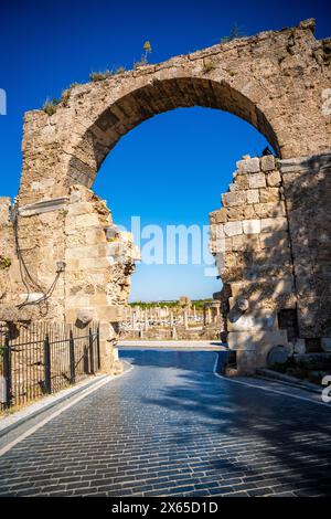 Ruinen von Agora, antike Stadt in Side am sonnigen Sommertag, Türkei Stockfoto