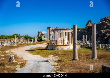 Ruinen von Agora, antike Stadt in Side am sonnigen Sommertag, Türkei Stockfoto