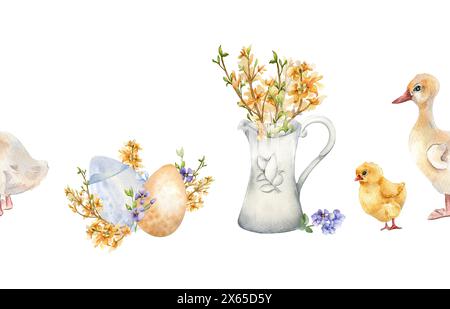 Osteraquarell nahtlose Grenze mit bunten Eiern und Blumen des ersten Frühlings isoliert auf weiß. Blumen in Kanne mit Bauernhoftieren handgezeichnet für Ostern d Stockfoto