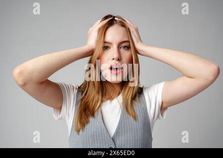 Junge Frau in Schock oder Überraschung Stockfoto