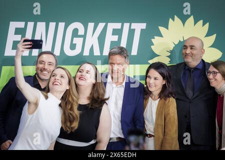 Terry Reintke, Spitzenkandidatin zur Europawahl von BUENDNIS 90/DIE GRUENEN, Ricarda lang, Bundesvorsitzende von BUENDNIS 90/DIE GRUENEN, Robert Habeck Buendnis 90/die Gruenen, Bundesminister für Wirtschaft und Klimaschutz und Vizekanzler, Annalena Baerbock Buendnis 90/DIE Gruenen, Bundesaussenministerin, und Omid Nouripour 90 2024 Heute starten die Wahlkampftouren zur Europawahl von BUENDNIS 90/DIE GRUENEN Berlin Deutschland *** Terry Reintke, Spitzenkandidat für die Europawahl von BUENDNIS 90 DIE G Stockfoto