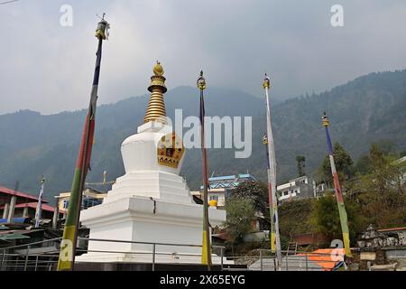 Tarkyeghyang, Nepal - 20. April 24: Im Dorf Hyolmo wird nach dem Erdbeben der 2015er Jahre eine Chortenstube oder Stupa im tibetischen Stil wiederaufgebaut Stockfoto