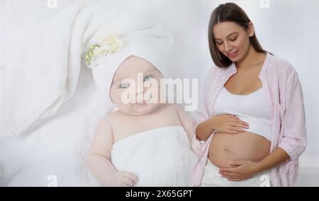 Doppelexposition von Schwangeren und süßem Baby Stockfoto