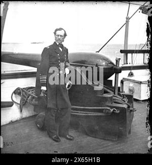 Charleston Harbor, S.C. Konteradmiral John A. Dahlgren steht neben einer Dahlgren-Kanone an Deck der U.S.S. Pawnee, Civil war Photos 1861-1865 Stockfoto