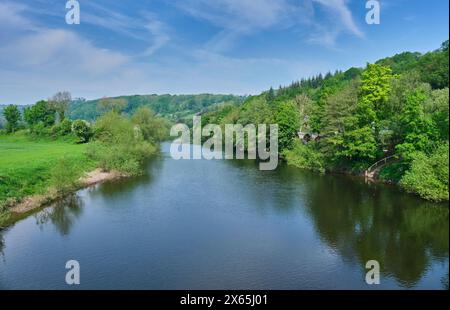 Blick flussaufwärts entlang des River Wye von der Mautbrücke in Whitney-on-Wye, über den River Wye, Whitney-0n-Wye, Herefordshire Stockfoto