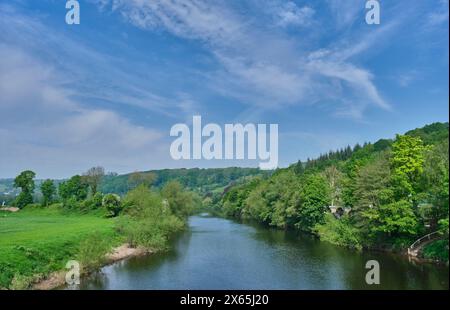 Blick flussaufwärts entlang des River Wye von der Mautbrücke in Whitney-on-Wye, über den River Wye, Whitney-0n-Wye, Herefordshire Stockfoto