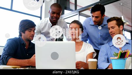 Bild von Profilsymbolen in Kreisen über verschiedenen Kollegen, die Berichte über Notebooks im Büro diskutieren Stockfoto