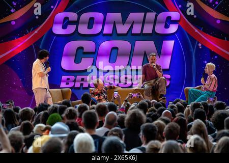 Die Schauspieler Dominic Monaghan und Billy Boyd vom Lord of the Rings sprechen während eines Q and A auf der Comic Con Brussels 2024. Cosplay-Enthusiasten und Fans von Fantasy und Sci-fi wurden auf der Comic Con Brussels 2024 mit einer spektakulären Präsentation von Talent und Nostalgie verwöhnt. Die Veranstaltung begrüßte angesehene Schauspieler von beliebten Franchises, darunter Dominic Monaghan, Billy Boyd und Andy Serkis von Lord of the Rings, Deep Roy und Noah Hathaway von The Never Ending Story und Edward Furlong von Terminator 2. Inmitten der Aufregung zeigten die Teilnehmer ihre Kreativität in ausgeklügelten Kostümen und huldigten ihnen Stockfoto