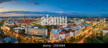 Panoramablick auf Hannover, Deutschland bei Nacht Stockfoto