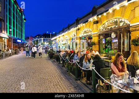 Die Leute essen im Freien vor der Stora Saluhallen Markthalle in Göteborg, Schweden Stockfoto