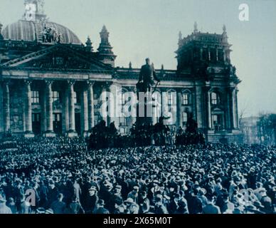 Menschen auf der Straße bei der Ausrufung der Weimarer Republik Berlin 1918 Stockfoto