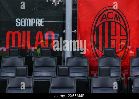 Mailand, Italien. Mai 2024. AC Mailand Bank während des Fußballspiels der Serie A 2023/24 zwischen AC Mailand und Cagliari Calcio im San Siro Stadion, Mailand, Italien am 11. Mai 2024 Credit: Independent Photo Agency/Alamy Live News Stockfoto