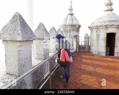 Besucher des portugiesischen Bartizan Turms des Belem Turms in Lissabon, Portugal Stockfoto