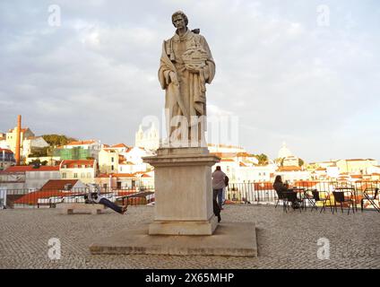 Statue von St. Vincent am beliebten Aussichtspunkt Miradouro das Portas do Sol, Alfama, Lissabon, Portugal Stockfoto