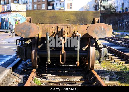 Bristol, England, 29. März 2024: Alte verlassene Wagen und Maschinen auf Gleisen in der Bristol Harbour Railway Stockfoto