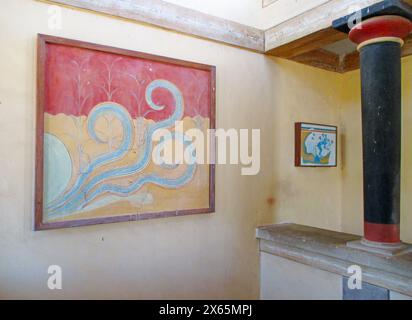 Beeindruckende Freskenmalereien mit Replik an der archäologischen Stätte von Knossos, UNESCO-Weltkulturerbe auf Kreta, Griechenland Stockfoto