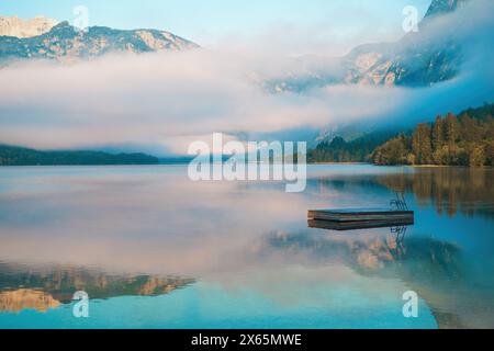 Kleiner schwimmender Pier auf der Oberfläche des Bohinj-Sees am Sommermorgen, selektiver Fokus Stockfoto