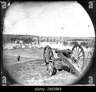 Richmond, Virginia Blick auf die Stadt von Belle Isle; Pistole im Vordergrund, Bürgerkriegsfotos 1861-1865 Stockfoto