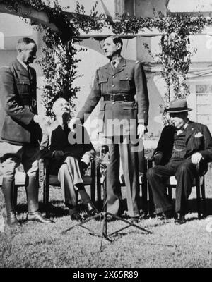 Die französischen Generäle Henri Giraud und Charles de Gaulle schütteln widerwillig die Hände vor FD Roosevelt und Winston Churchill auf der Casablanca-Konferenz in Marokko 1943 Stockfoto