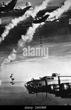 US Army Air Force B-17 Fliegende Festungen Bomber, die während des Zweiten Weltkriegs 1945 über Berlin flogen Stockfoto