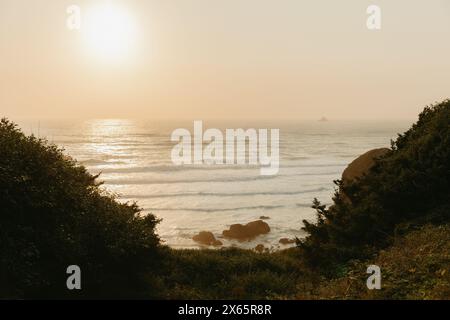 Sonnenuntergang über stürzenden Meereswellen Stockfoto