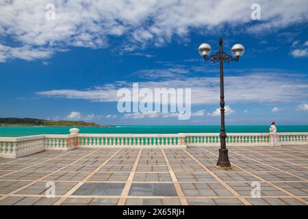 Einsamer Tourist an der Strandpromenade El Sardinero, Santander, C Stockfoto