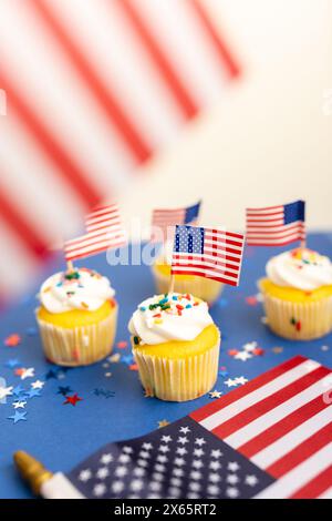 Patriotische Cupcakes mit amerikanischen Flaggen und Streuseln Stockfoto