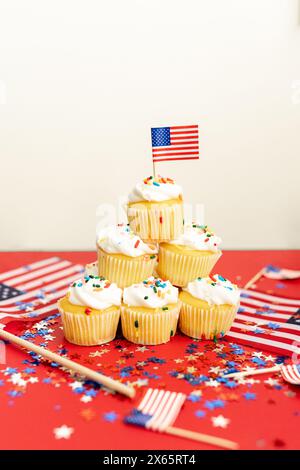 Patriotische Cupcakes mit amerikanischen Flaggen auf festlicher Tischdecke Stockfoto