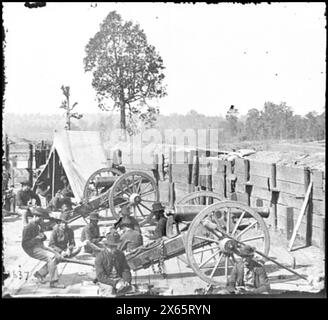 Atlanta, Ga Bundessoldaten, die sich mit Gewehren des Gefangengenommenen Forts entspannen, Bürgerkriegsfotos 1861-1865 Stockfoto