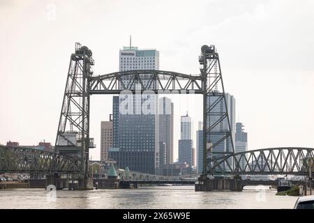 Alte Aufzugbrücke (1927), außer Betrieb, heute ein Denkmal in Rotterdam, Niederlande Stockfoto