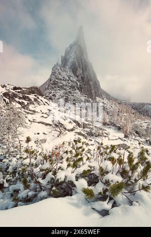 Der zerklüftete Turm des Prusik Peak ragt durch die Wolken in der Stockfoto