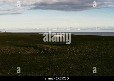 Sólheimasandur, Flugzeugwrack an einem schwarzen Sandstrand in Island Stockfoto