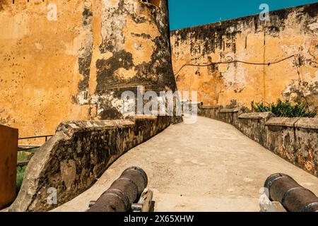 Kanonen auf den Ruinen von Fort Jesus in Mombasa, Kenia Stockfoto