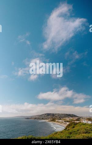 Sonniger Tag mit Blick auf Strands Beach von Dana Point Headlands Stockfoto