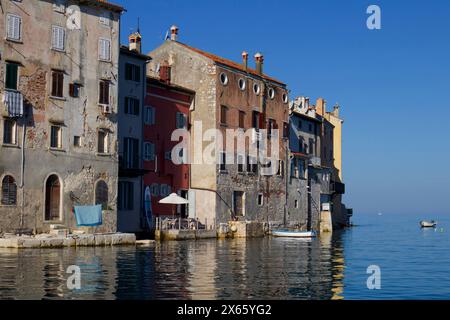 Entspannende Küstenlandschaft und Boote in Rovinj, Kroatien Stockfoto