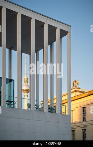 Ein Blick durch eine moderne Säulenfassade trifft auf den Berliner Fernsehturm - Deutschland Stockfoto