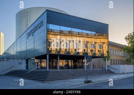 Berlin, Deutschland - 12. Mai 2024: Abendblick auf das Pergamonpanorama Museum Stockfoto