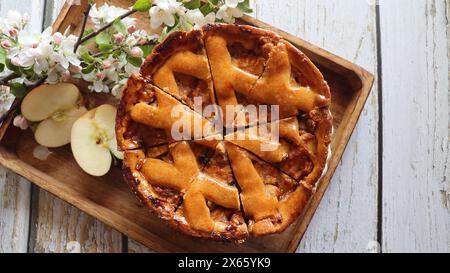 Hausgemachte Apfelkuchen auf weißem Holz- Hintergrund, Ansicht von oben. Klassische Herbst Thanksgiving Dessert - organische Apfelkuchen. Stockfoto