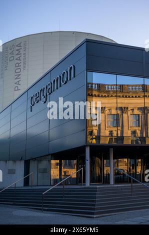 Berlin, Deutschland - 12. Mai 2024: Abendblick auf das Pergamonpanorama Museum Stockfoto