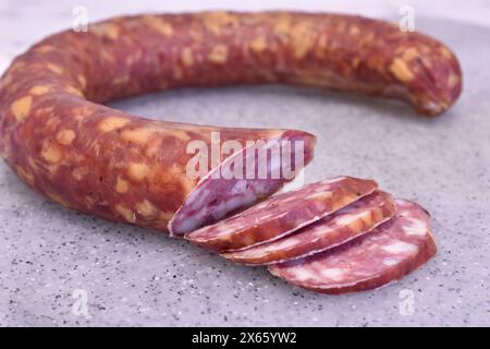 Wurst aus Schweinefleisch liegt auf einem Teller, Seitenansicht. Stockfoto
