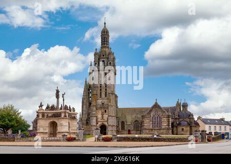 Pleyben, Frankreich - 25. Juli 2017: Die Pfarrei von Pleyben vereint die Kirche Saint-Germain, den monumentalen Kalvarienkalvariar, das Ossarium und den Triump Stockfoto