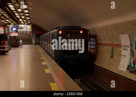 Nowosibirsk, Russland - 20. Juli 2018: U-Bahn-Zug der Nowosibirsk Metro, bereit zur Abfahrt. Stockfoto