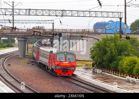 Nowosibirsk, Russland - 20. Juli 2018: ED4-Zug der RZD verlässt den Transsibirischen Bahnhof. Stockfoto