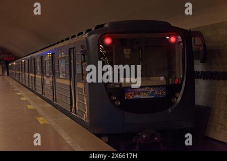 Nowosibirsk, Russland - 20. Juli 2018: U-Bahn-Zug der Nowosibirsk Metro, bereit zur Abfahrt. Stockfoto