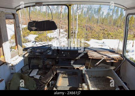 Innenansicht des Busfahrerhauses eines alten verlassenen Busses. Stockfoto