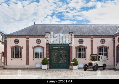 Epernay, Frankreich - 23. Juli 2020: Das Champagnerhaus Perrier-Jouët befindet sich an der Avenue de Champagne, in der Nähe des Rathauses. Stockfoto